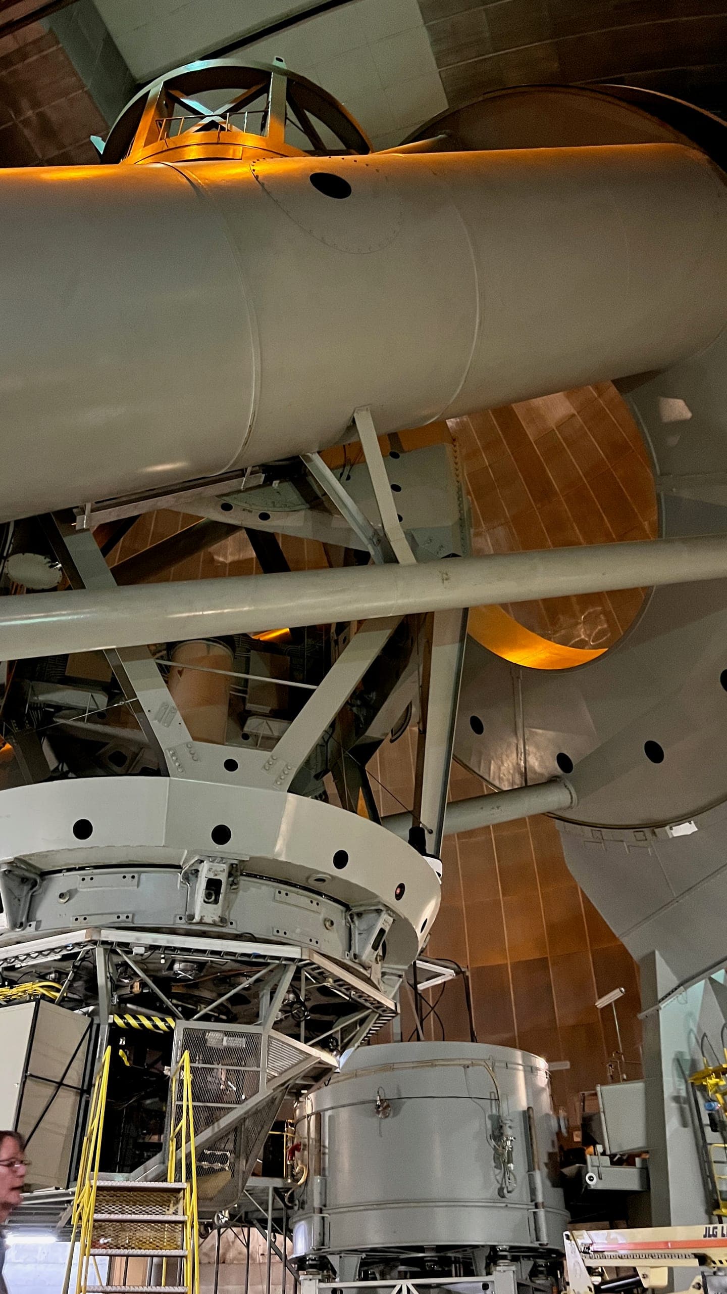 Large white diagonal tube that holds the Hale telescope.